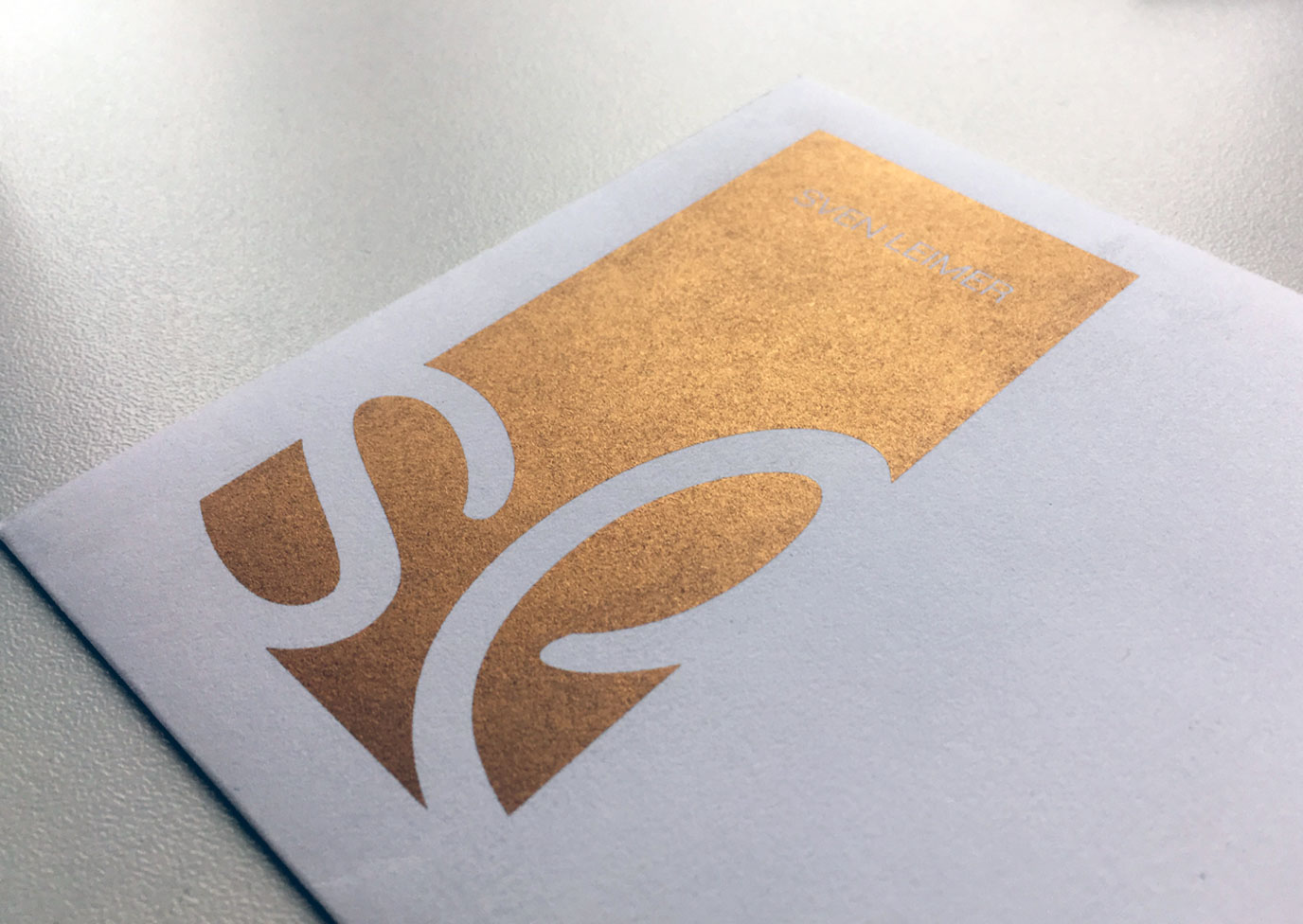 Birgit-Hecker-Design-Sven-Leimer-Kuverts-Gold